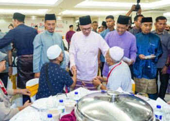 ANWAR Ibrahim (tengah) menyantuni para asnaf dan golongan miskin pada  Majlis Nur Ramadan Wilayah Persekutuan di Masjid Ar-Rahah, Kampung Kerinci, Kuala Lumpur. -UTUSAN/MUHAMAD IQBAL ROSLI ENGKU SHABIR