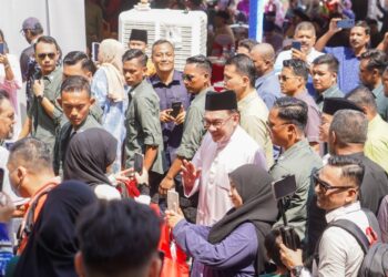 ANWAR Ibrahim ketika hadir di Rumah Terbuka Aidilfitri Malaysia Madani di Dataran Merdeka, Kuala Lumpur. - UTUSAN/SHIDDIEQIIN ZON