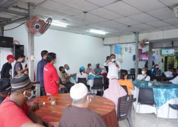 ANWAR Ibrahim berucap ketika berkempen untuk calon PKR Tanjung Surat, Rosman Tahir di Kota Tinggi, Johor.