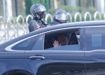 ANWAR Ibrahim melambai kepada petugas media yang menunggu di pekarangan Istana Negara, hari ini. - UTUSAN/FAUZI BAHARUDDIN