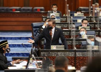 AHLI Parlimen Port Dickson yang juga Ketua Pembangkang, Datuk Seri Anwar Ibrahim turut membangkitkan beberapa persoalan dan isu perundangan berhubung proklamasi darurat dalam Sidang Khas Parlimen, semalam. – PARLIMEN MALAYSIA