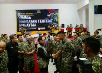 ANWAR Ibrahim semasa beramah mesra dengan anggota ATM di Markas 5 Briged Kem Lok Kawi di Putatan, Sabah, hari ini.