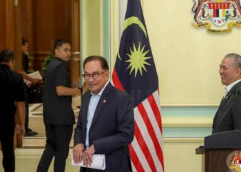 ANWAR Ibrahim mengadakan sidang akhbar selepas mempengerusikan mesyuarat Kabinet di Pejabat Perdana Menteri di Putrajaya, hari ini. Turut kelihatan Timbalan Perdana Menteri, Datuk Seri Fadillah Yusof. - UTUSAN/FAISOL MUSTAFA