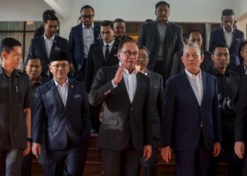 ANWAR Ibrahim ketika hadir pada Majlis Perjumpaan bersama Warga JPM bagi Bulan Mac 2023 di Puspanita, Putrajaya. - UTUSAN/FAISOL MUSTAFA