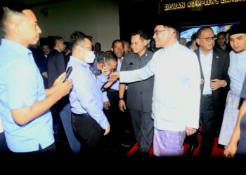 ANWAR Ibrahim (tengah) hadir pada Majlis Penyampaian Amanat Perdana Menteri Bersama Penjawat Awam Pahang di Dewan Utama Majlis Bandaraya Kuantan (MBK) di Kuantan, Pahang. - FOTO/SHAIKH AHMAD RAZIF
