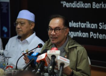 ANWAR Ibrahim semasa sidang akhbar selepas mengadakan lawatan ke PPS di Sekolah Menengah Kebangsaan (SMK) Tengku Panglima Raja, Pasir Mas, Kelantan. -UTUSAN/KAMARUL BISMI KAMARULZAMAN