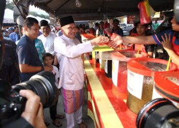 ANWAR Ibrahim mengunjungi Bazar Ramadan Taman Jati di Meru,  Ipoh hari ini. - UTUSAN//MUHAMAD NAZREEN SYAH MUSTHAFA