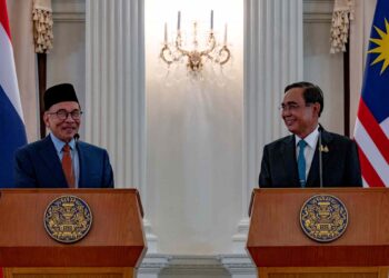 Anwar Ibrahim mengadakan sidang media bersama Perdana Menteri Thailand, Prayut Chan-o-cha di Bangkok.