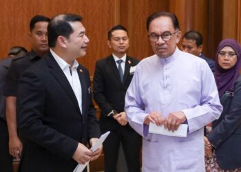 ANWAR Ibrahim berbual bersama Menteri Ekonomi, Rafizi Ramli selepas mempengerusikan pasca mesyuarat Majlis Tindakan Ekonomi Negara di Bangunan Perdana Putra,  Putrajaya. - UTUSAN/FAISOL MUSTAFA