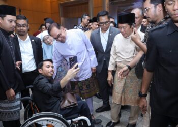 ANWAR Ibrahim beramah mesra dengan warga Kementerian Kewangan ketika hadir pada Majlis Rumah Terbuka di Kementerian Kewangan, Putrajaya. - UTUSAN/FAISOL MUSTAFA