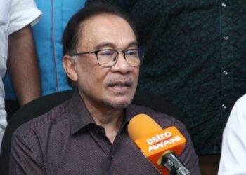 ANWAR Ibrahim dalam sidang akhbar di Ipoh hari ini. - FOTO/MUHAMAD NAZREEN SYAH MUSTHAFA