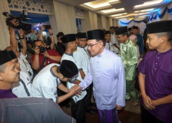 ANWARIbrahim bersalaman dengan anak yatim dari Sekolah Tahfiz dan Asrama Anak Yatim Angkatan Tentera Malaysia pada Majlis Iftar di Kompleks Seri Perdana, Putrajaya. - UTUSAN/FAISOL MUSTAFA

GAMBAR : FAISOL MUSTAFA