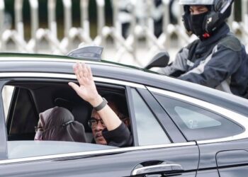 ANWAR Ibrahim melambai kepada pengamal media ketika tiba di Istana Negara hari ini.