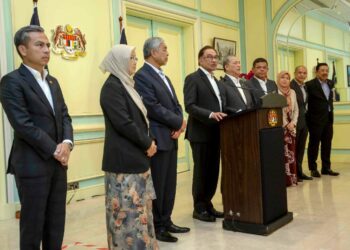 ANWAR Ibrahim bersama menteri-menteri Kabinet dalam sidang akhbar di Pejabat Perdana Menteri, Putrajaya. - UTUSAN/FAISOL MUSTAFA