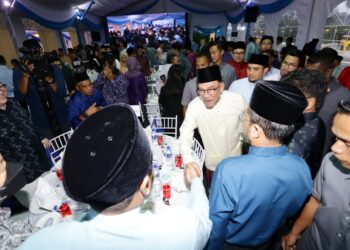 ANWAR Ibrahim menyantuni mahasiswa, belia dan komuniti sukan pada majlis iftar di Kompleks Seri Perdana, Putrajaya. - UTUSAN/FAISOL MUSTAFA
