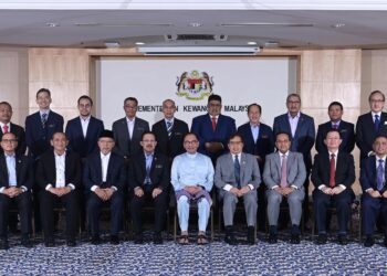 ANWAR Ibrahim bergambar bersama semua menteri besar dan ketua menteri negeri-negeri selepas Mesyuarat Majlis Kewangan Negara 2023 di Kementerian Kewangan, Putrajaya. - GAMBAR IHSAN MOF
