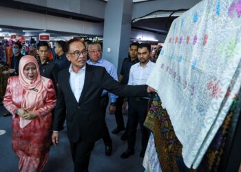 ANWAR Ibrahim tertarik dengan kain songket yang dipamerkan sambil diiringi Ketua Pengarah Kraftangan Malaysia, Ainu Sham Ramli (kiri) ketika melawat tapak pameran di Kompleks Kraf Kuala Lumpur sempena Hari Kraf kebangsaan 2023 di ibu negaea hari ini -UTUSAN/MUHAMAD IQBAL