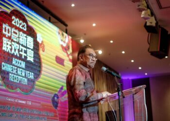 ANWAR Ibrahim berucap pada Majlis Rumah Terbuka Tahun Baharu Cina Gabungan Dewan Perniagaan dan Perindustrian Cina Malaysia (ACCCIM) di Wisma Chinnese Chamber. -UTUSAN/MUHAMAD IQBAL ROSLI 