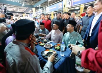 ANWAR Ibrahim meluangkan bersama menikmati makan tengah hari bersama rakyat di Medan Selera Taman Putra Perdana, Sepang, Selangor. - UTUSAN/FAISOL MUSTAFA