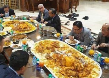 GAMBAR lama Anwar Ibrahim dan rombongan di Doha. - MEDIA SOSIAL