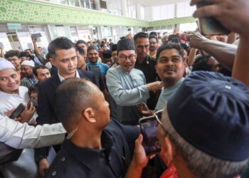 ANWAR Ibrahim beramah mesra dengan orang ramai selepas menunaikan solat Jumaat di Masjid Raja Haji Fi Sabilillah Cyberjaya. - UTUSAN/FAISOL MUSTAFA