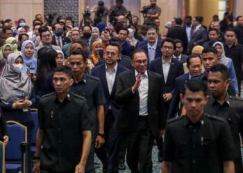 ANWAR Ibrahim ketika hadir pada Majlis Perhimpunan Bulanan Kementerian Kewangan, Putrajaya. - UTUSAN/FAISOL MUSTAFA