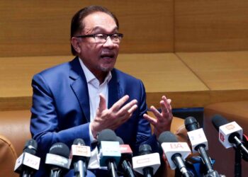 ANWAR Ibrahim dalam sidang akhbar selepas Majlis Dialog Belanjawan 2023 di Kementerian Kewangan Putrajaya. -UTUSAN/FAISOL MUSTAFA