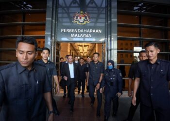 ANWAR Ibrahim selepas hadir Majlis Perhimpunan Bulanan Kementerian Kewangan di Putrajaya. - UTUSAN/ FAISOL MUSTAFA