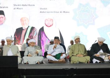 ANWAR Ibrahim (tengah) ketika hadir pada majlis Selawat dan Munajat Perdana untuk Malaysia di Stadium Bola Sepak Kuala Lumpur. - UTUSAN/FARIZ RUSADIO