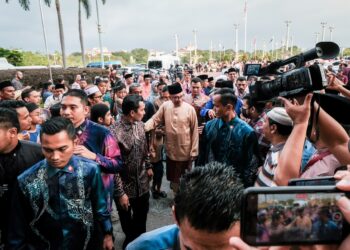 ANWAR Ibrahim tiba di Masjid Putra, Putrajaya bagi Program Munajat Ambang Tahun Baharu 2023. - UTUSAN/IQBAL ROSLI