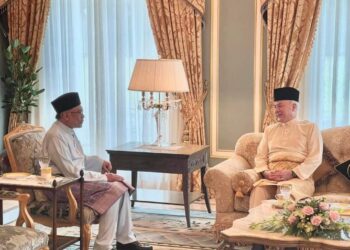 ANWAR Ibrahim menghadap Sultan Nazrin Muizzuddin Shah di Istana Kinta  Ipoh, Perak, hari ini. - IHSAN JABATAN PENERANGAN