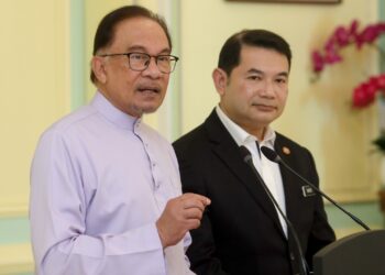 ANWAR Ibrahim pada sidang akhbar selepas mempengerusikan pasca mesyuarat MTEN di Bangunan Perdana Putra, Putrajaya. - UTUSAN/FAISOL MUSTAFA