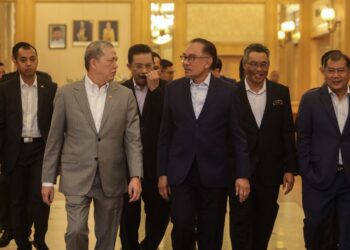 ANWAR Ibrahim ketika hadir pada Perjumpaan Perdana Menteri Bersama Warga Jabatan Perdana Menteri (JPM) Bagi Bulan Jun Tahun 2023 di Putrajaya. - UTUSAN/FAISOL MUSTAFA