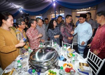 ANWAR Ibrahim beramah mesra bersama ahli parti pada majlis iftar parti politik di Kompleks Seri Perdana, Putrajaya. - UTUSAN/FAISOL MUSTAFA