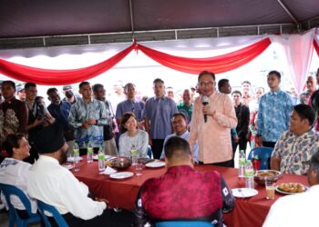 ANWAR Ibrahim berucap pada perasmian Pusat Khidmat Rakyat Parlimen Tambun di Meru Raya, Ipoh hari ini. - UTUSAN/ZULFACHRI ZULKIFLI