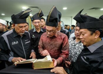 ANWAR Ibrahim ketika melawat operasi pencetakan al-Quran di Kompleks Nasyrul Quran, Putrajaya bersempena Festival Seni Al-Quran Restu Global. - UTUSAN/IQBAL ROSLI