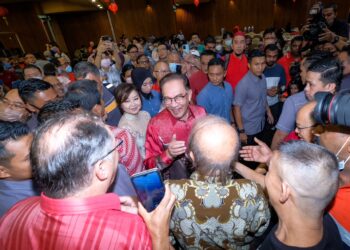 ANWAR Ibrahim beramah mesra bersama tetamu yang hadir majlis rumah terbuka sambutan Tahun Baharu Cina, anjuran MCA di Kuala Lumpur, hari ini. - UTUSAN/MOHAMAD IQBAL ROSLI