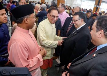 ANWAR Ibrahim diiringi Menteri Luar, Datuk Seri Dr. Zambry Abd Kadir beramah mesra dengan duta asing pada Majlis Sambutan Hari Raya Aidilfitri Kementerian Luar Negeri di Wisma Putra, Putrajaya. - UTUSAN/FAISOL MUSTAFA