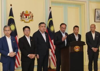 ANWAR Ibrahim dalam sidang akhbar selepas memepengerusikan mesyuarat Kabinet di bangunan Perdana Putra, Putrajaya. - UTUSAN/FAISOL MUSTAFA