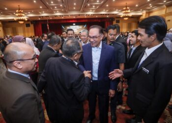 ANWAR Ibrahim beramah mesra dengan warga JPM pada Perjumpaan Perdana Menteri Bersama Warga JPM di Putrajaya. - UTUSAN/FAISOL MUSTAFA