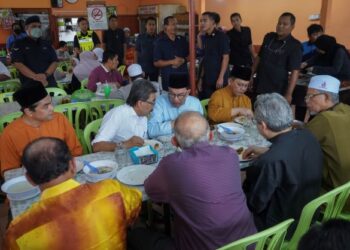 ANWAR Ibrahim dan Ahli Parlimen Titiwangsa, Datuk Seri Johari AbdulGhani menikmati makan tengah hari di Restoran An-Nur Tomyam sebelum menunaikan solat jumaat, di Masjid Jamek Kampung Baru, di sini hari ini. -UTUSAN/ SHIDDIEQIIN ZON