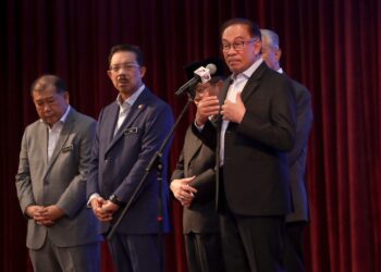 ANWAR Ibrahim ketika berucap pada majlis perhimpunan bulanan bersama warga JPM di Putrajaya. - UTUSAN/FAISOL MUSTAFA