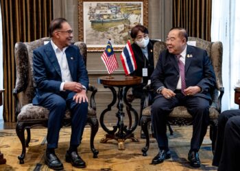 ANWAR Ibrahim menerima kunjungan hormat Prawit Wongsuwan, di kediaman rasminya di Seri Perdana, Putrajaya. - GAMBAR IHSAN PEJABAT PERDANA MENTERI