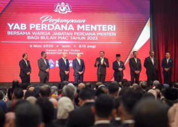 ANWAR Ibrahim berucap pada Majlis Perjumpaan bersama Warga JPM bagi Bulan Mac 2023 di Putrajaya. - UTUSAN/FAISOL MUSTAFA