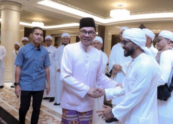 ANWAR Ibrahim bersalaman dengan para asatizah yang hadir pada Program Pertemuan Mahabbah Perdana Menteri bersama Ulama dan Asatizah di Kompleks Seri Perdana Putrajaya. - UTUSAN/FAISOL MUSTAFA