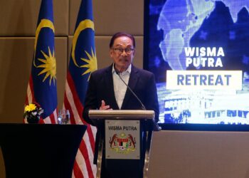 ANWAR Ibrahim berucap pada majlis penutup
Pemukiman Kementerian Luar di Putrajaya. - UTUSAN/FAISOL MUSTAFA