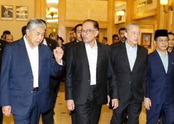 ANWAR Ibrahim diiringi Ahmad Zahid Hamidi dan Datuk Seri Fadillah Yusof pada Perjumpaan YAB Perdana Menteri bersama warga JPM bagi bulan Februari 2023 di Putrajaya. - UTUSAN/FAISOL MUSTAFA
