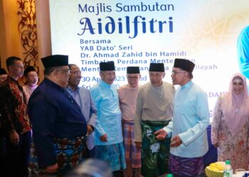 ANWAR Ibrahim bersama Ahmad Zahid Hamidi berbual mesra dengan barisan Menteri Kabinet ketika hadir pada Majlis Sambutan Rumah Terbuka Aidilfitri TPM di Sri Satria, Putrajaya. - UTUSAN/FAISOL MUSTAFA