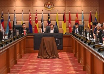 ANWAR Ibrahim bersama Ketua-Ketua Setiausaha dan Ketua Perkhidmatan dalam sesi amanat dan perutusan di Putrajaya. - GAMBAR FACEBOOK MOHD. ZUKI ALI