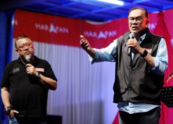 ANWAR Ibrahim pada program ceramah santai bersama penduduk di Tanjung Rambutan, Ipoh, Perak, semalam.  - UTUSAN/MUHAMAD NAZREEN SYAH MUSTHAFA